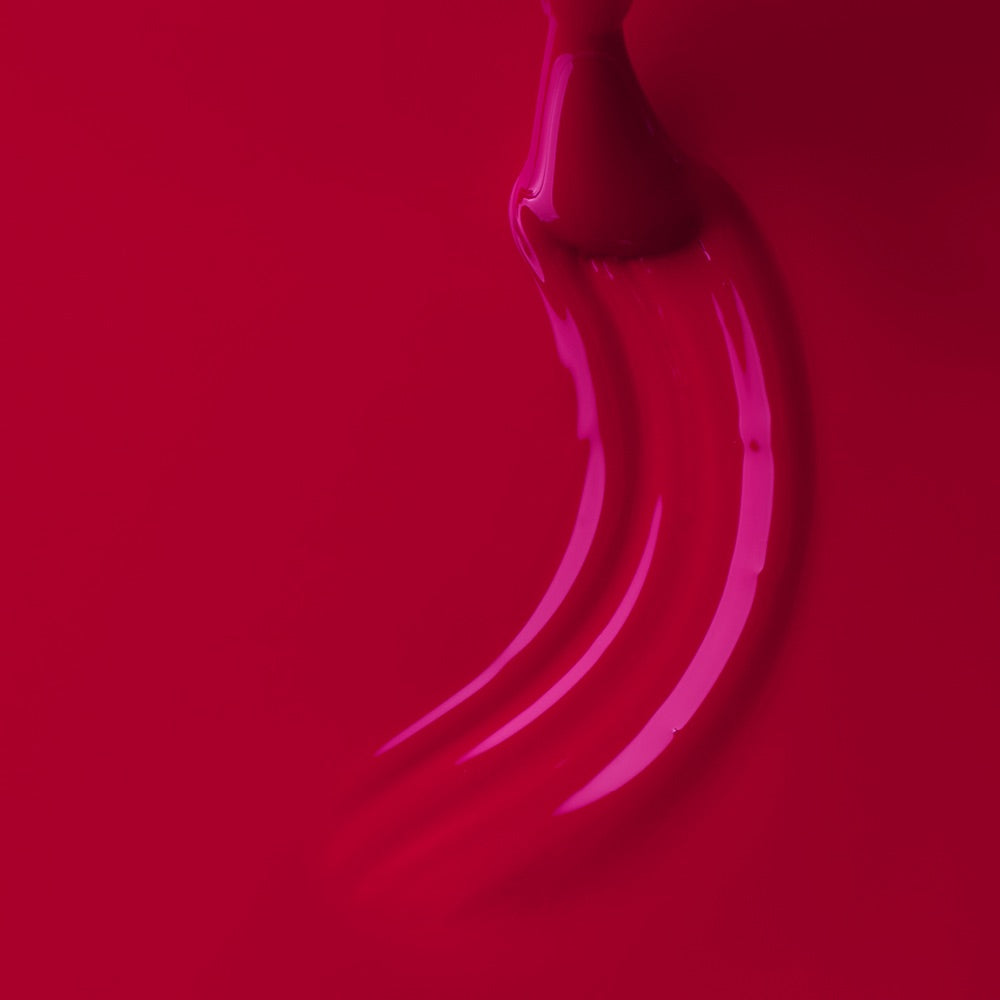 Rouge cerise profond à effet brillant pour manucure sophistiquée