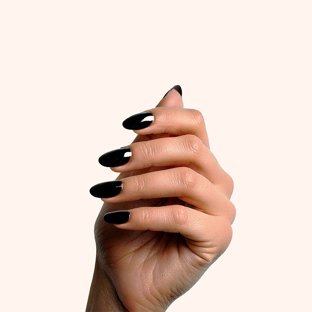 Vernis couleur noir intense glossy appliqué sur manucure courte