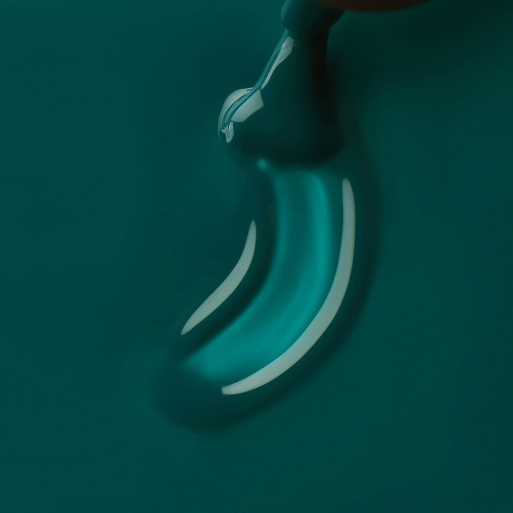 Teinte verte lumineuse et moderne pour manucure fraîche