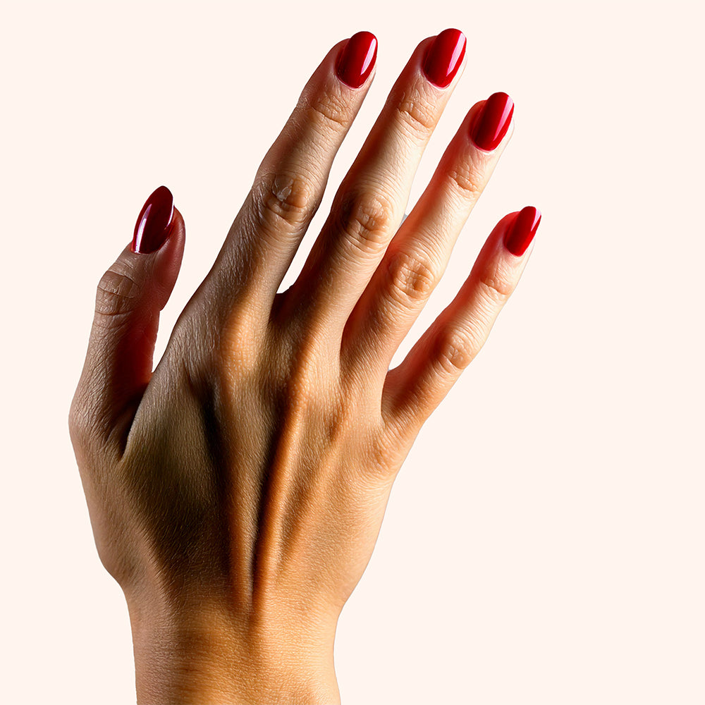 Gel polish rouge Milano intense appliqué avec brillance miroir