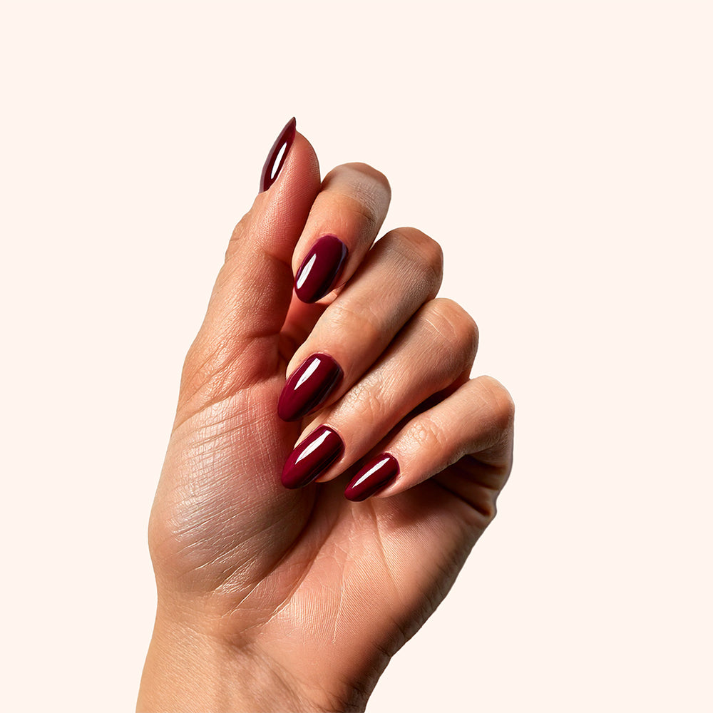 Manucure élégante avec vernis semi-permanent Bourgogne effet brillant