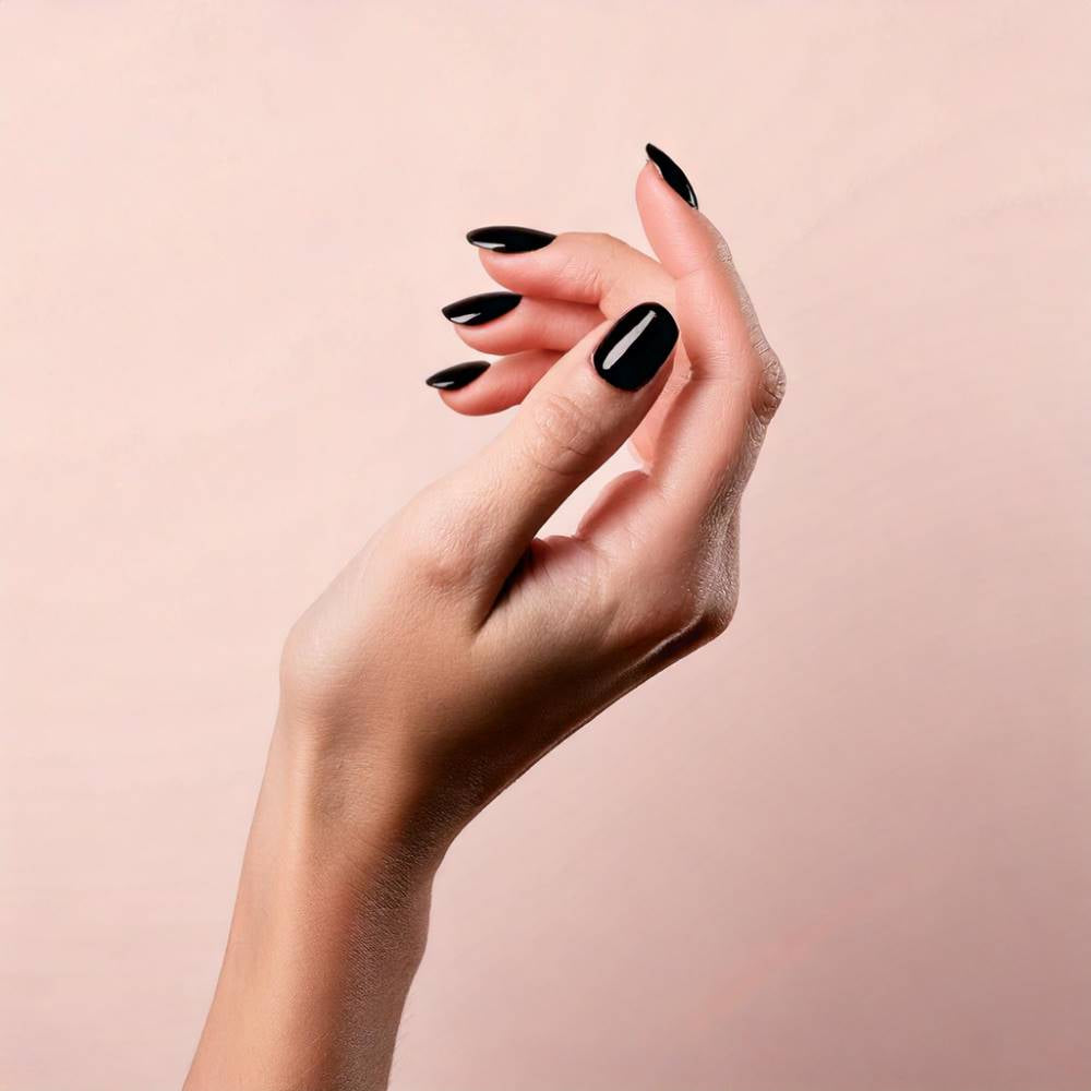 Tendances vernis ongles sombre hiver 2025