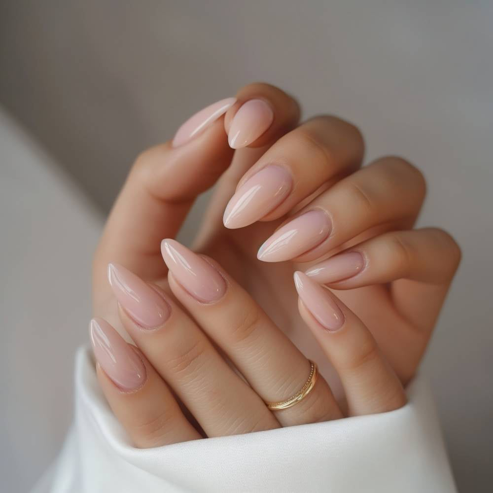 Couleurs nudes ongles hiver 2025