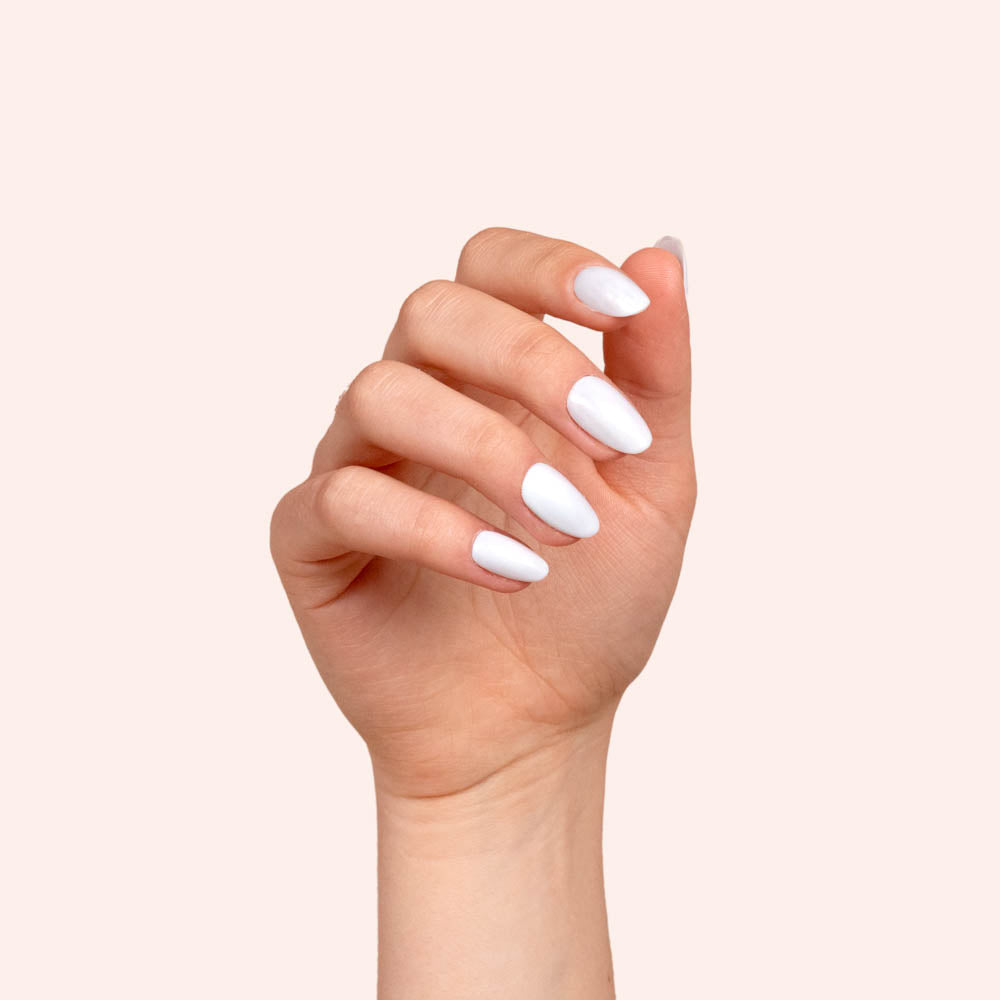 Vernis semi-permanent blanc pur sur French manucure moderne tendance