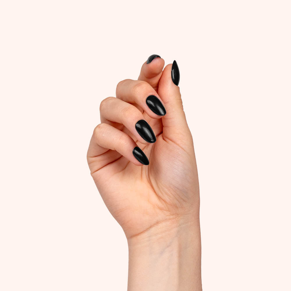 Gelpolish noir intense glossy appliqué sur manucure courte