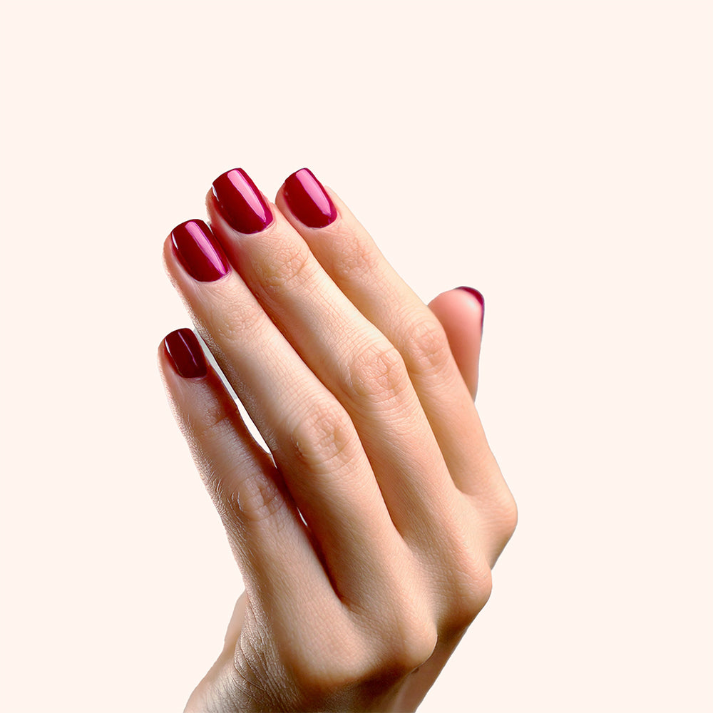 Gel Polish  rouge cerise foncé Cherrywood sur main