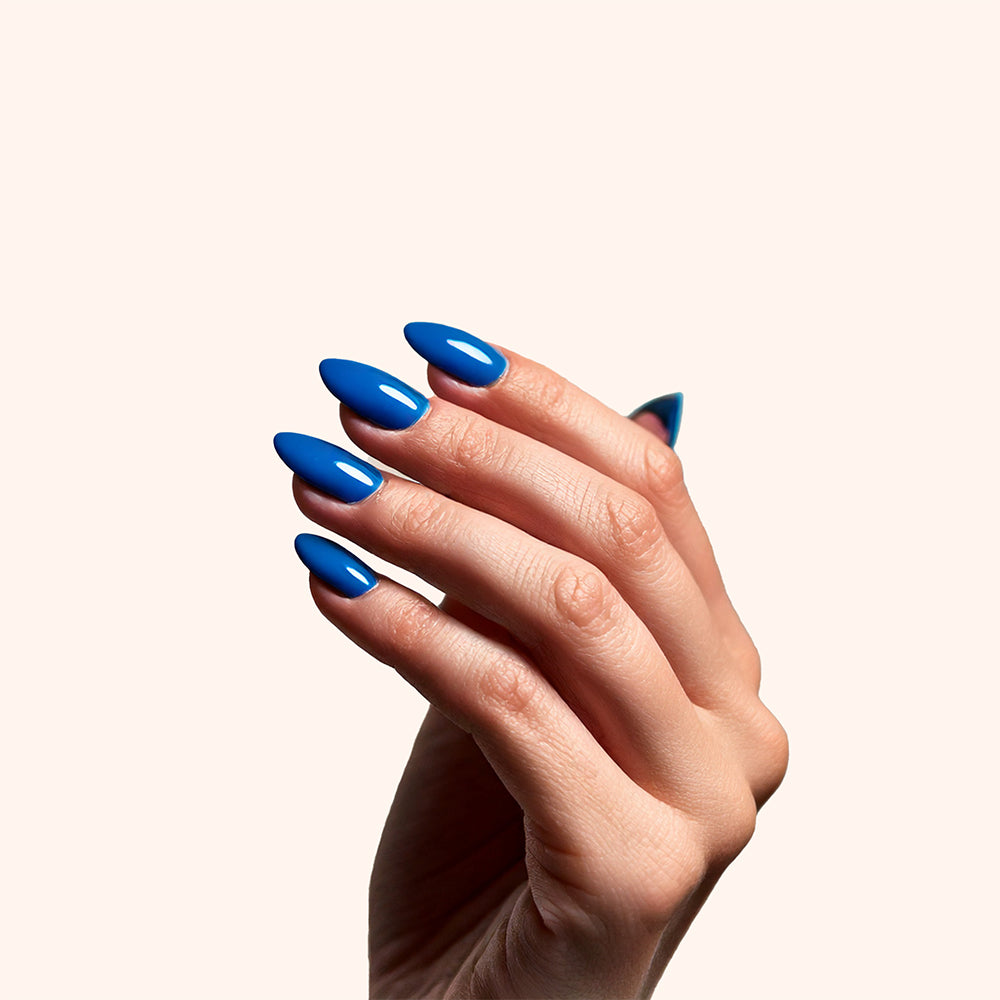 Vernis semi permanent bleu clair glacé  pour ongles