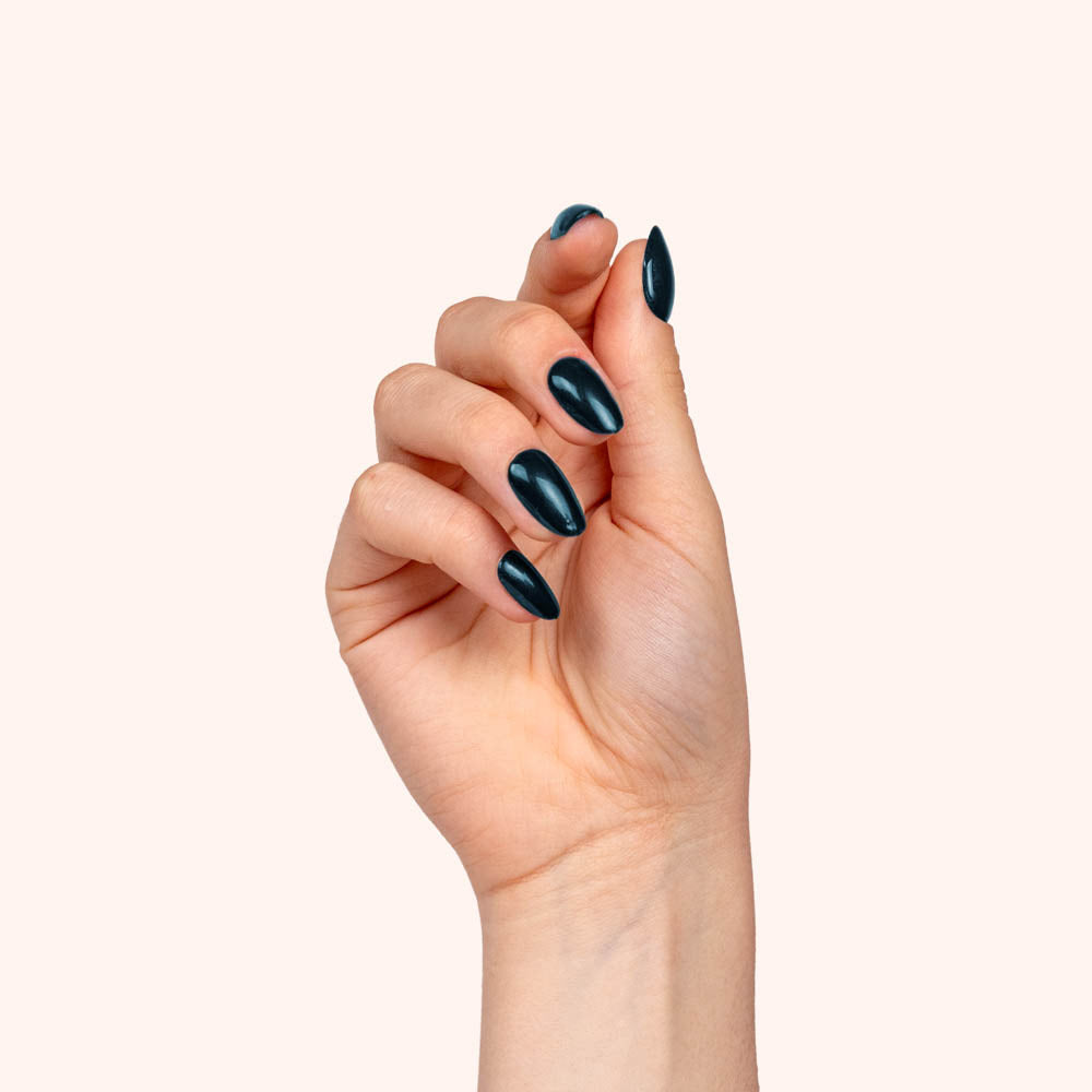 vernis bleu pétrole tendance 2025