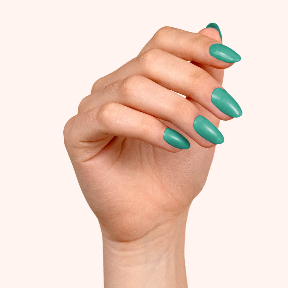 Vernis semi-permanent sarcelle Teal Stone sur ongles ultra tendance
